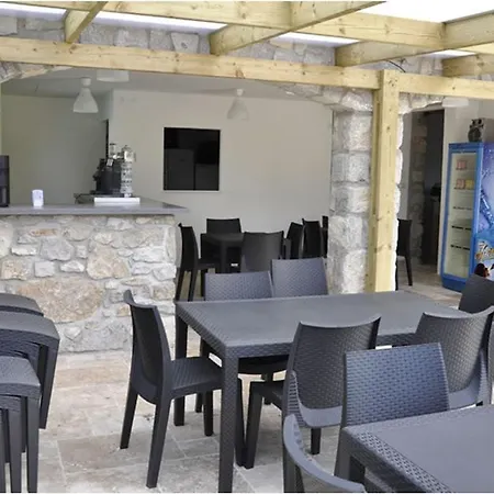 Campsite A Avec 2 Et Terrasse Accessible - Api-1-52-1396 *